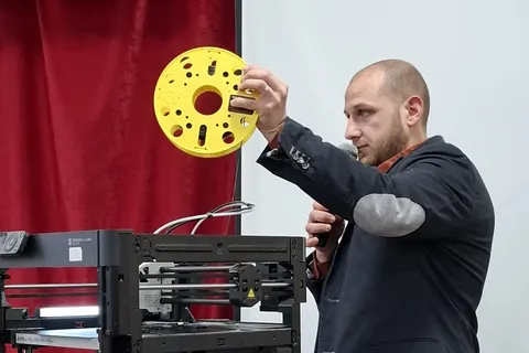 Авторът показва принтиран детайл на лекция