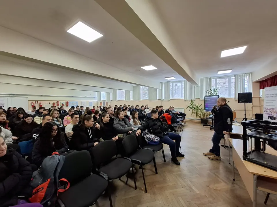 Инж. Красимир Георгиев изнася лекция за 3D печат пред ученици